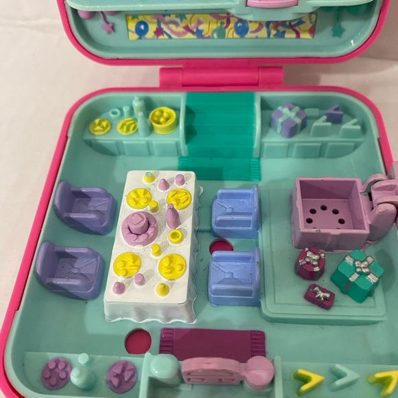 Polly Pocket Birthday party w/ doll - Picture 3 of 3